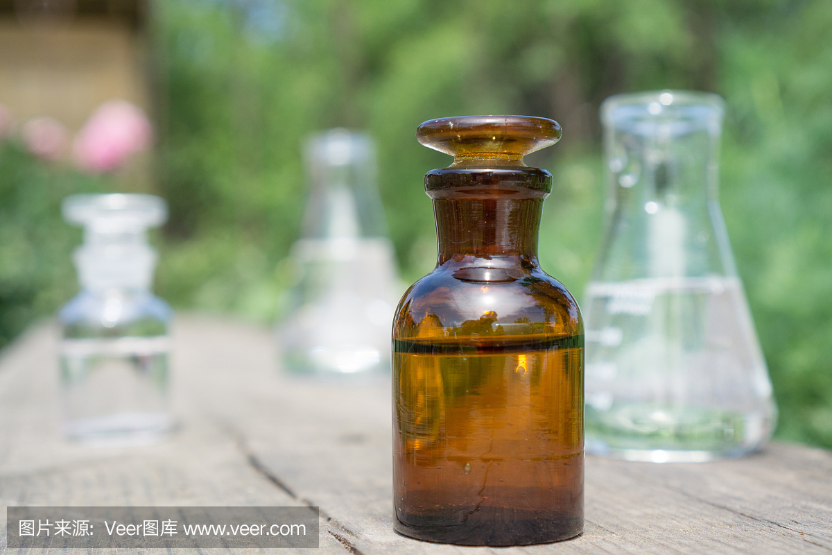液体在化学器皿的背景植物,肥料